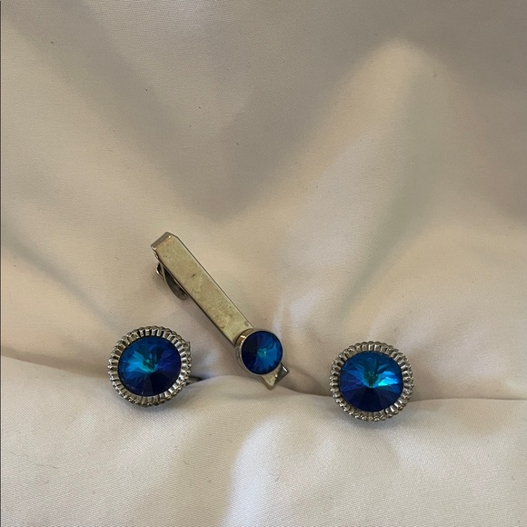 Silver and Blue Cuff Links with Tie Clip - Picture 5 of 5